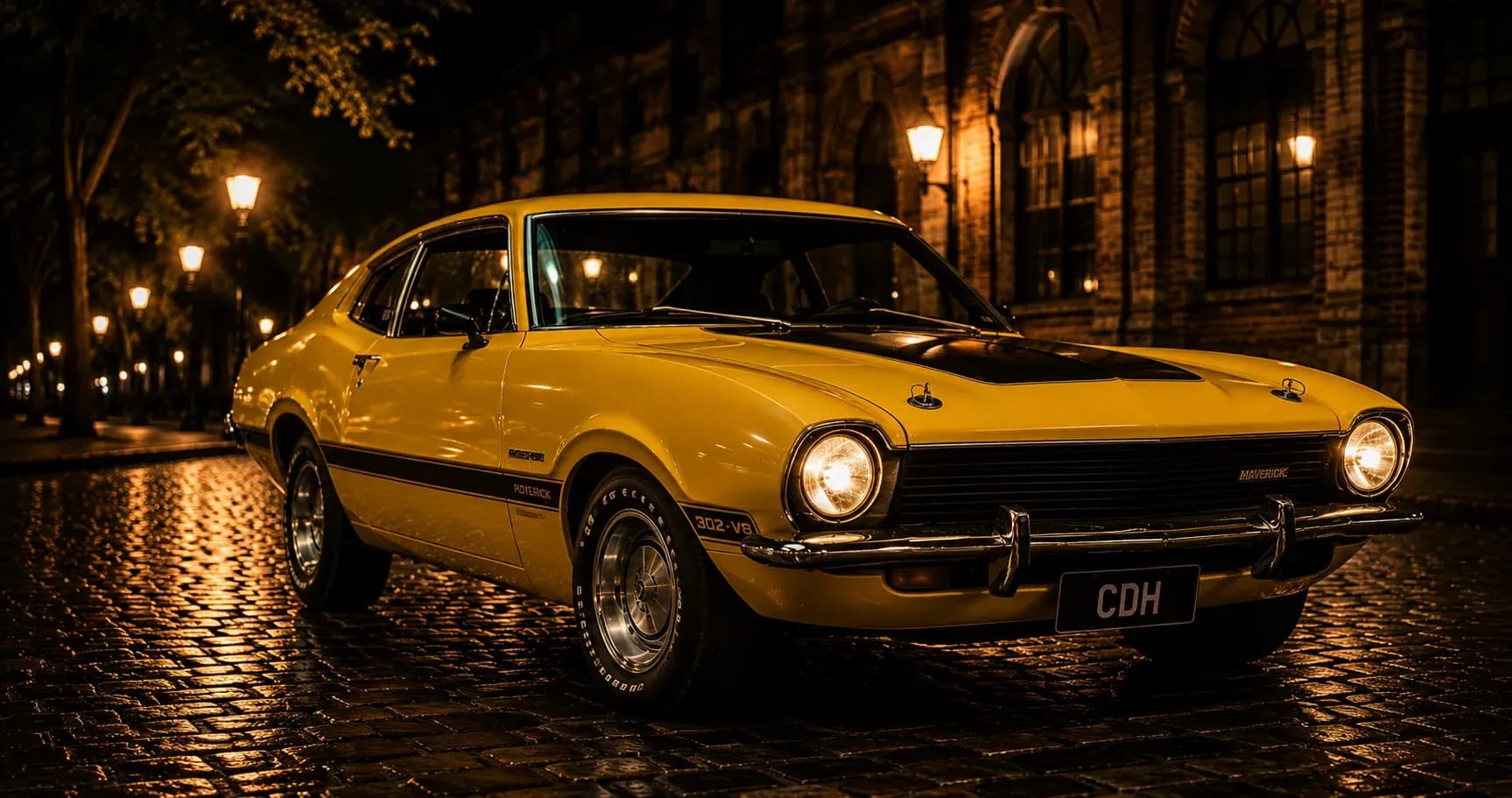 Ford Maverick GT V8 amarelo com capô e faixas pretas e o emblema 302-V8, numa rua de paralelepípedos molhada à noite