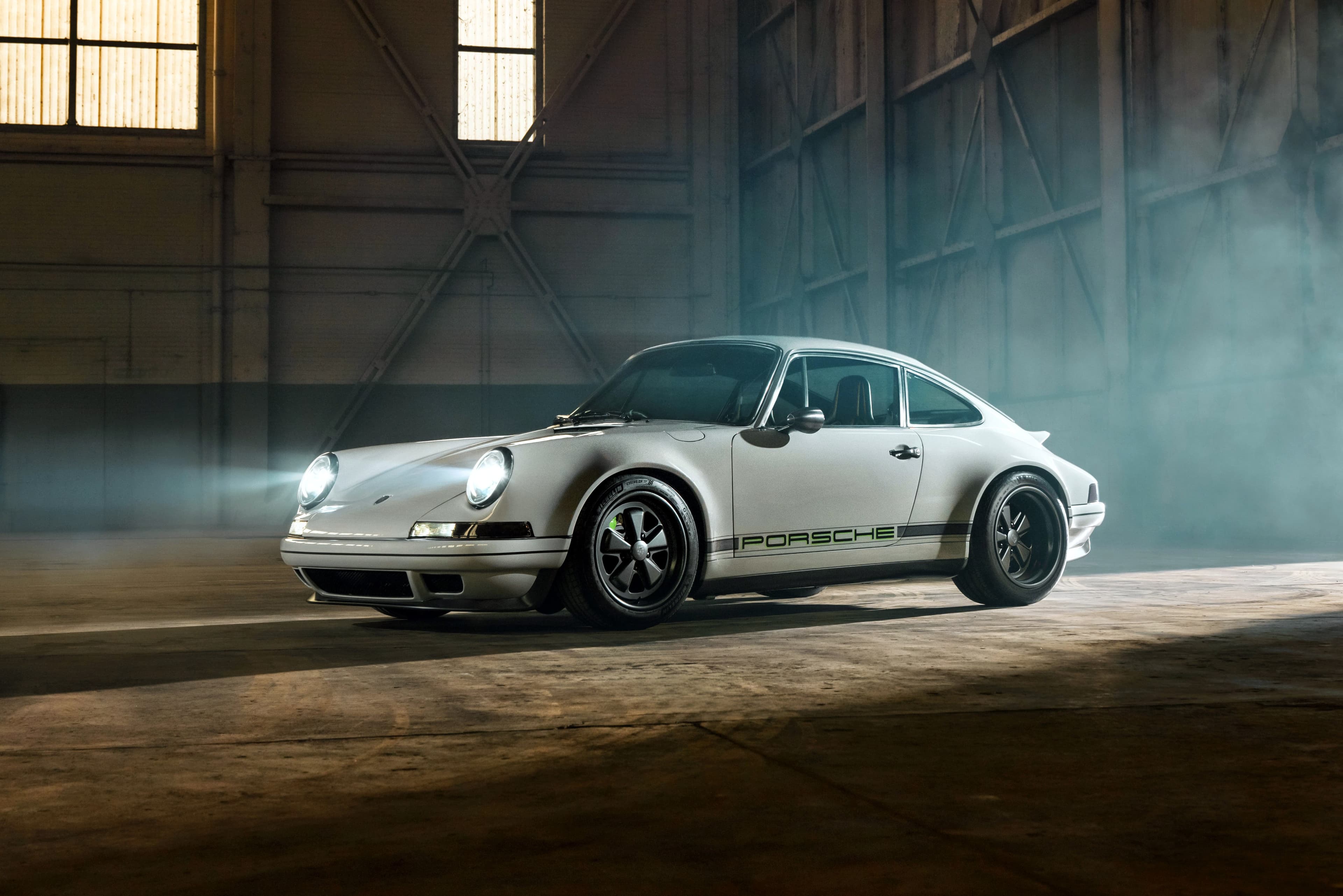 Imagem de destaque do artigo Porsche 911 da Theon Design: O Restomod que Supera o 911 GT3