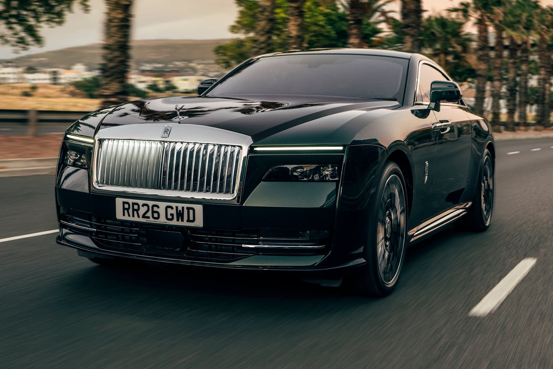 Imagem de destaque do artigo O Novo Rolls-Royce Spectre Black Badge: Um Marco na História do Automobilismo
