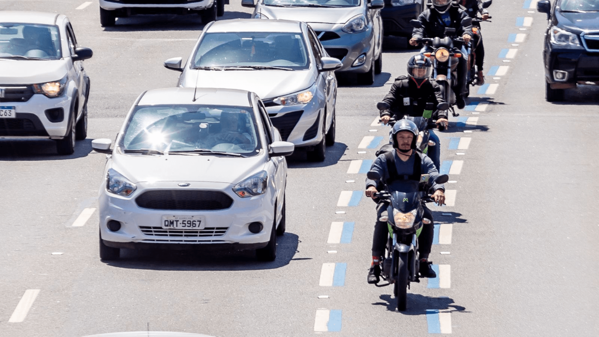 Imagem de destaque do artigo Faixa Azul: Segurança ou Perigo para os Motociclistas?