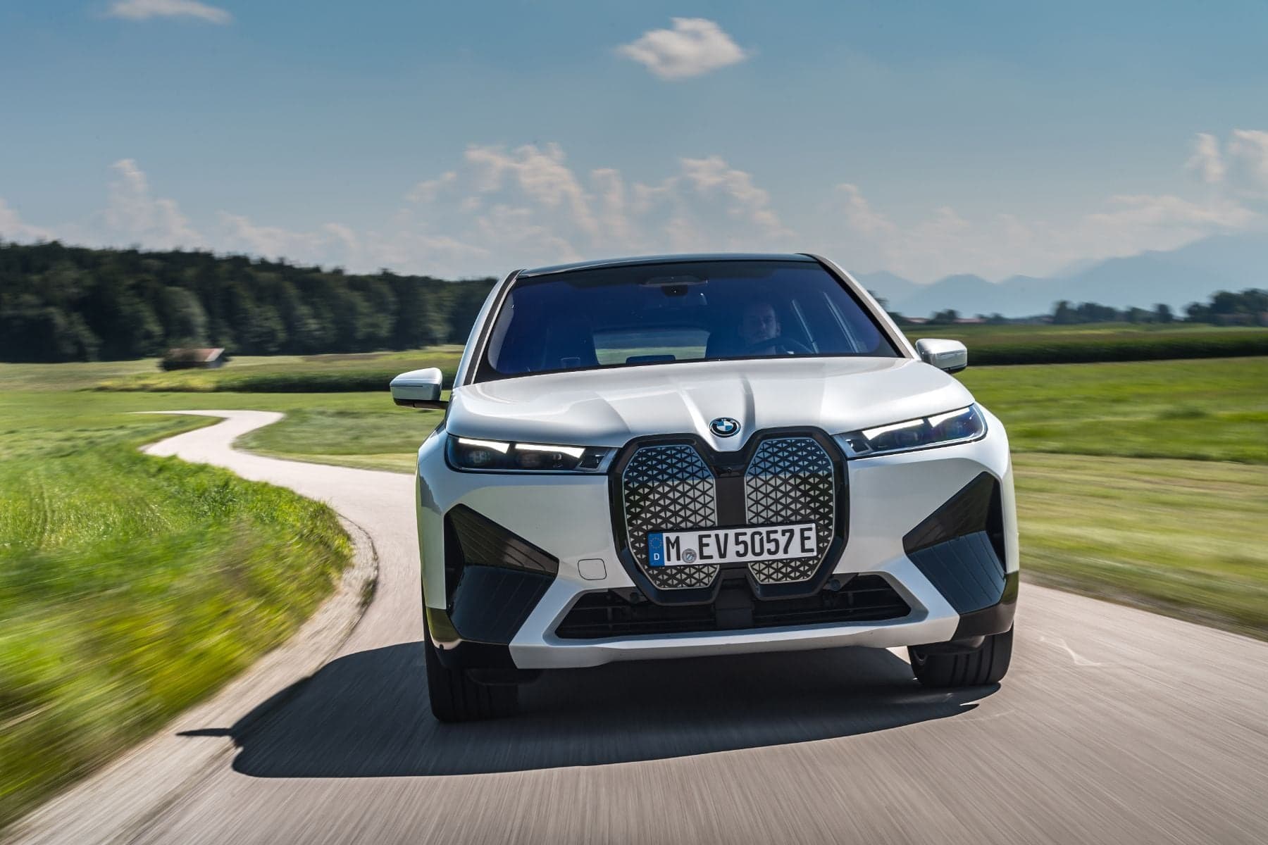 Imagem de destaque do artigo A Era dos Elétricos: O Fim do BMW i5 e iX e o Início de uma Nova Era com o iX3