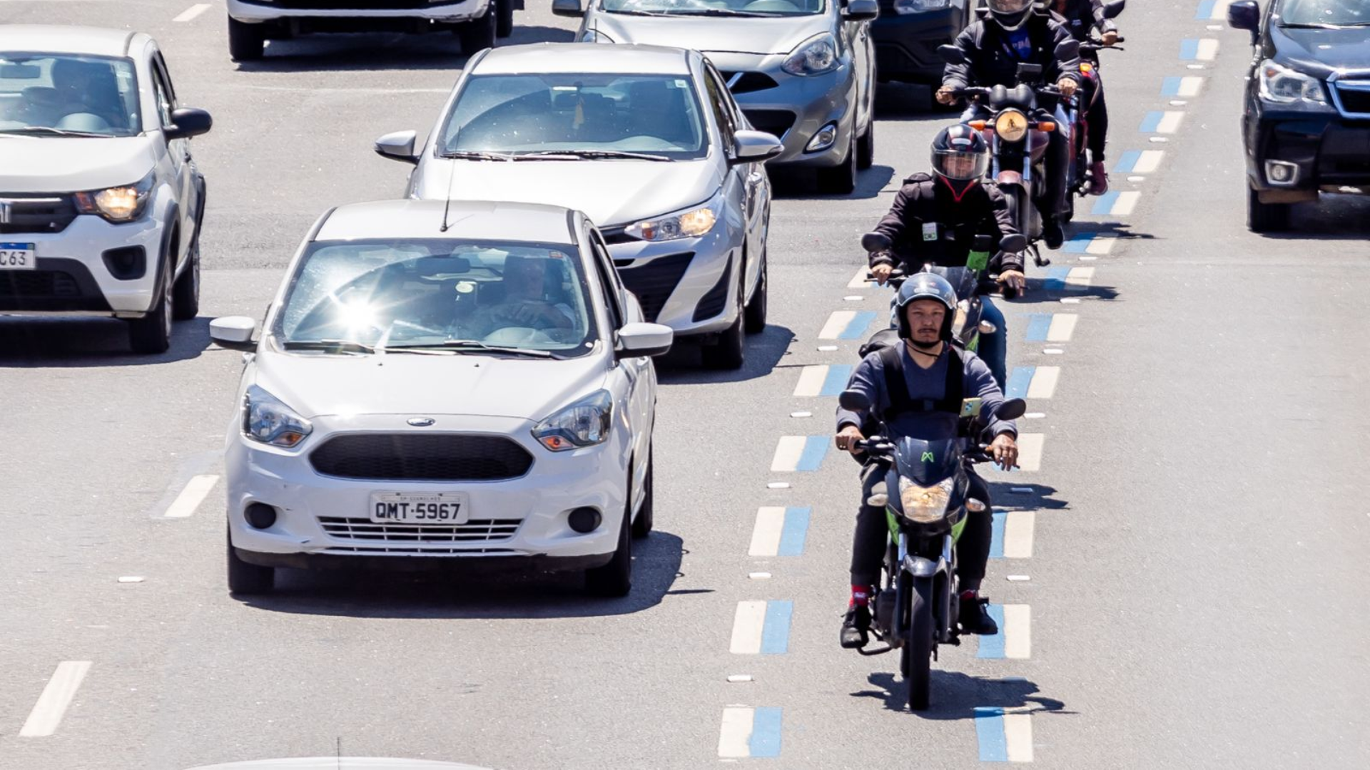 Faixa Azul: Segurança ou Perigo para os Motociclistas?